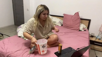 Nipsandstrips - Chilling While Farting Season 2 episodee 1.webp