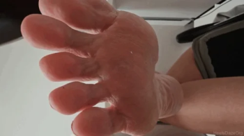 Heels Daze Org - Unaware Giantess Working on Laptop Barefoot Pt 10.webp
